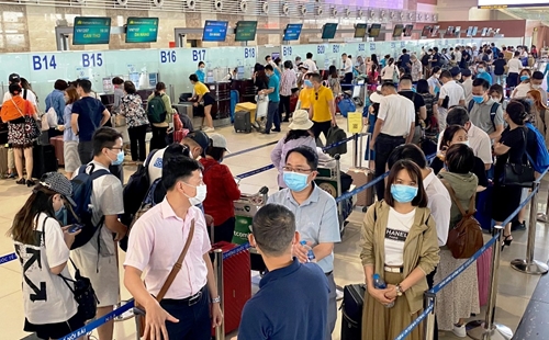 Lượng chuyến bay nội địa tại Nội Bài vượt cao điểm trước dịch Covid-19